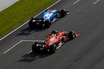 George Russell, Williams FW42, voor Sebastian Vettel, Ferrari SF90