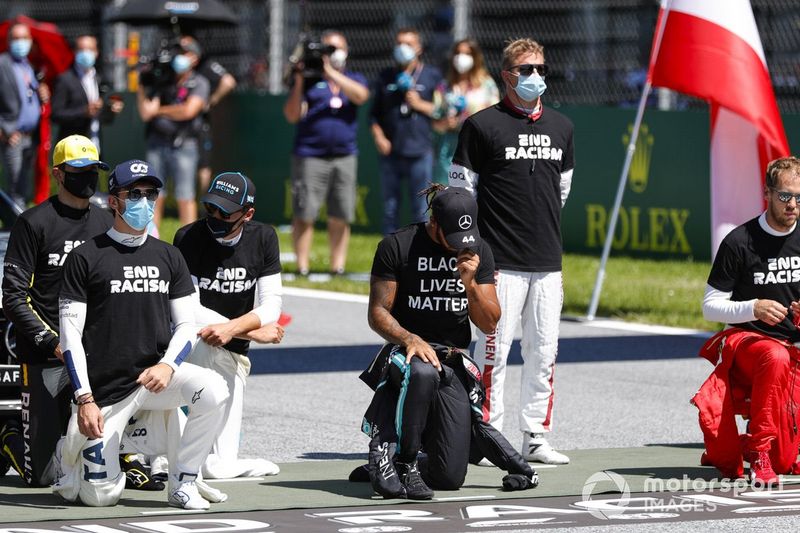 Nicholas Latifi, Williams Racing, George Russell, Williams Racing, Lewis Hamilton, Mercedes-AMG Petronas F1, Kimi Raikkonen, Alfa Romeo, Sebastian Vettel, Ferrari,  arrodillados en apoyo de la campaña Black Lives Matter