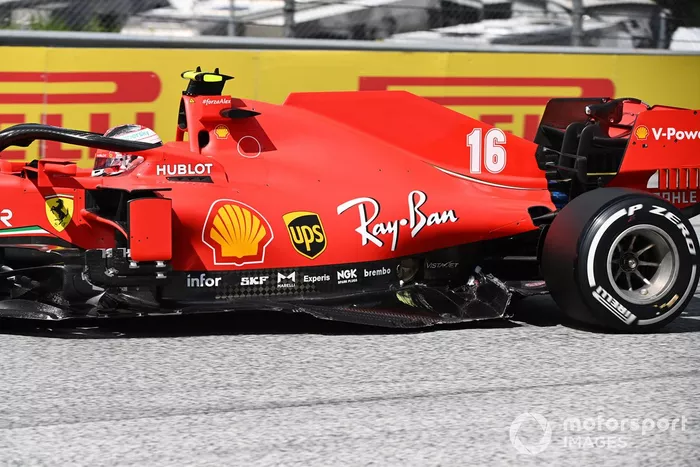 Charles Leclerc, Ferrari SF1000, con daños después de chocar con Sebastian Vettel