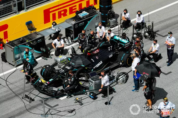 Valtteri Bottas, Mercedes-AMG Petronas F1, on the grid
