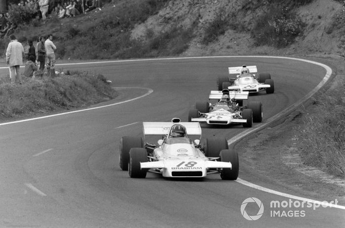 Graham Hill, Brabham BT37 Ford,  Jean-Pierre Beltoise, BRM P160B en el coche 