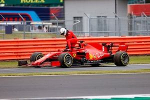 Sebastian Vettel, Ferrari SF1000 se retira de la práctica tras una falla en el monoplaza