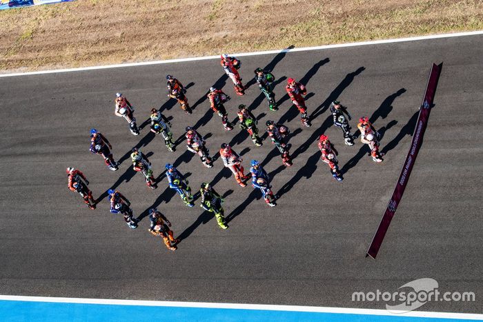 Foto de familia de los pilotos de MotoGP 2020