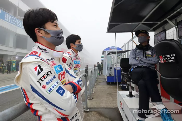 山下健太 Kenta Yamashita、中山雄一 Yuichi Nakayama、脇阪寿一監督 Juichi Wakisaka（#39 DENSO KOBELCO SARD GR Supra）