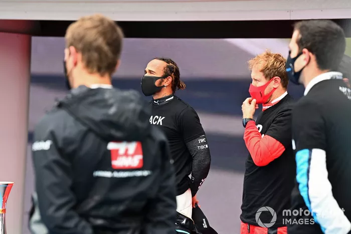 Lewis Hamilton, Mercedes-AMG Petronas F1, Sebastian Vettel, Ferrari,  y los otros pilotos se reúnen alrededor de los trofeos antes del comienzo en apoyo de la campaña para el fin del racismo