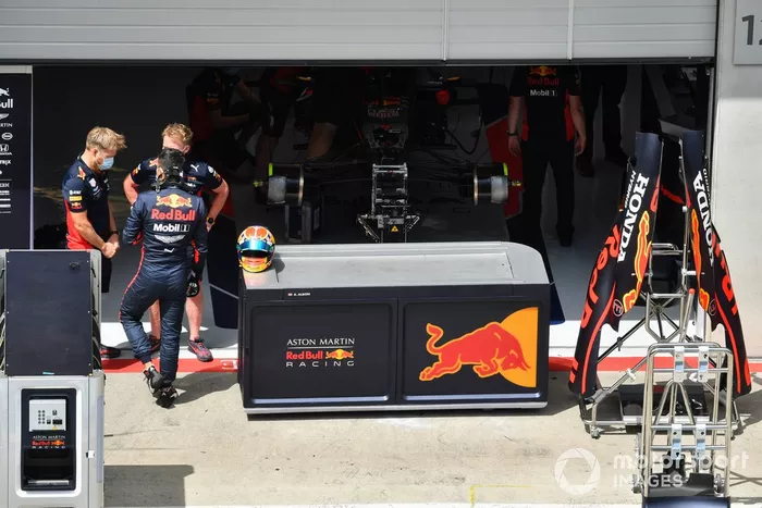 Alex Albon, Red Bull Racing, parle avec des collègues dans les stands