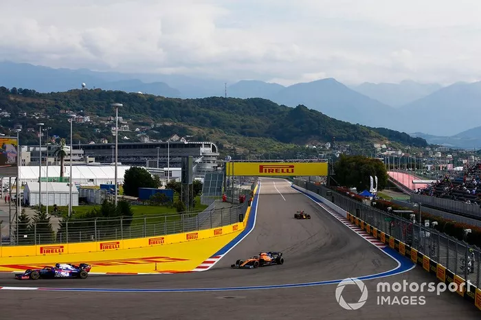 Pierre Gasly, Toro Rosso STR14, Carlos Sainz Jr., McLaren MCL34 y Alex Albon, Red Bull Racing RB15 