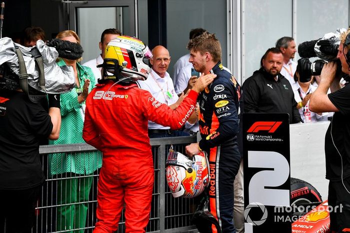 Sebastian Vettel, Ferrari y el ganador de la carrera Max Verstappen, el Red Bull Racing celebra en Parc Ferme 