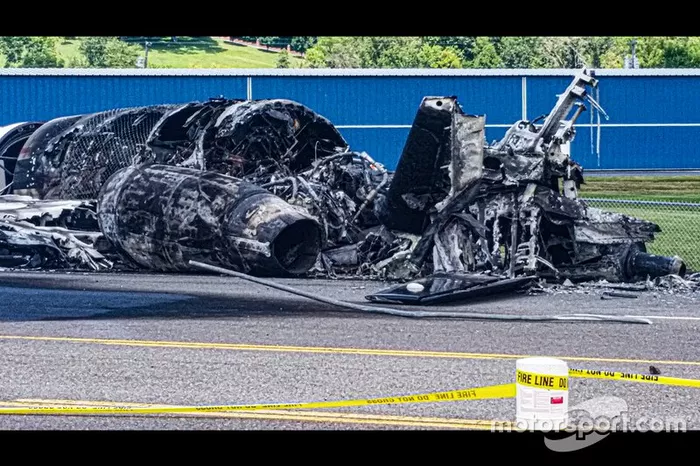 Ausgebranntes Unfallflugzeug von Dale Earnhardt Jr.