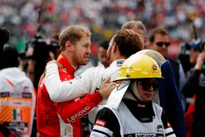 Sebastian Vettel, Ferrari, si congratula con il Campione del Mondo Lewis Hamilton, Mercedes AMG F1, nel parco chiuso