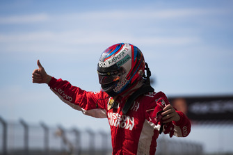 Kimi Raikkonen, Ferrari, 1° classificato, festeggia nel parco chiuso