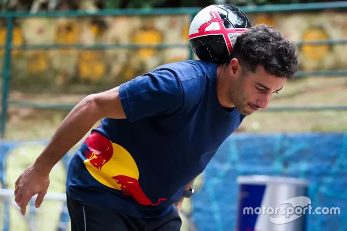 Max Verstappen y Daniel Ricciardo, Red Bull Racing juegan Futsal en Brasil