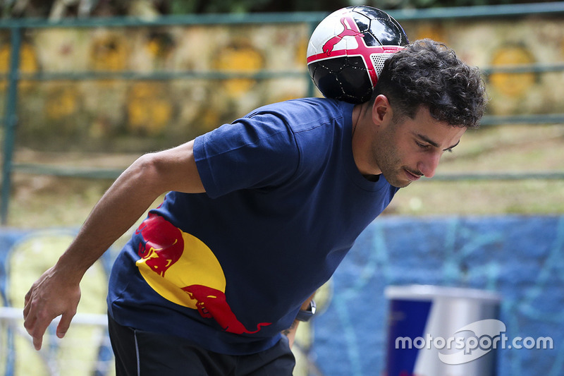 Макс Ферстаппен і Даніель Ріккардо, Red Bull Racing, грають у міні-футбол у Бразилії