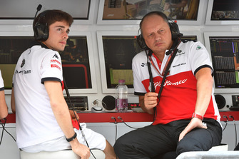 Charles Leclerc, Sauber en Frederic Vasseur, Sauber, Teambaas, op de pitmuur