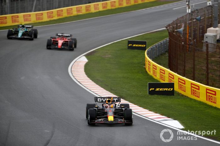 Max Verstappen, Red Bull Racing RB19, lidera Charles Leclerc, Ferrari SF-23, y Fernando Alonso, Aston Martin AMR23.