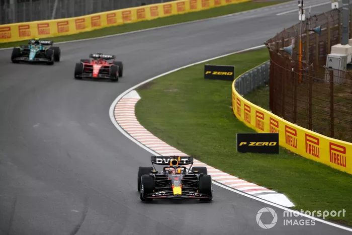 Max Verstappen, Red Bull Racing RB19, lidera Charles Leclerc, Ferrari SF-23, y Fernando Alonso, Aston Martin AMR23.