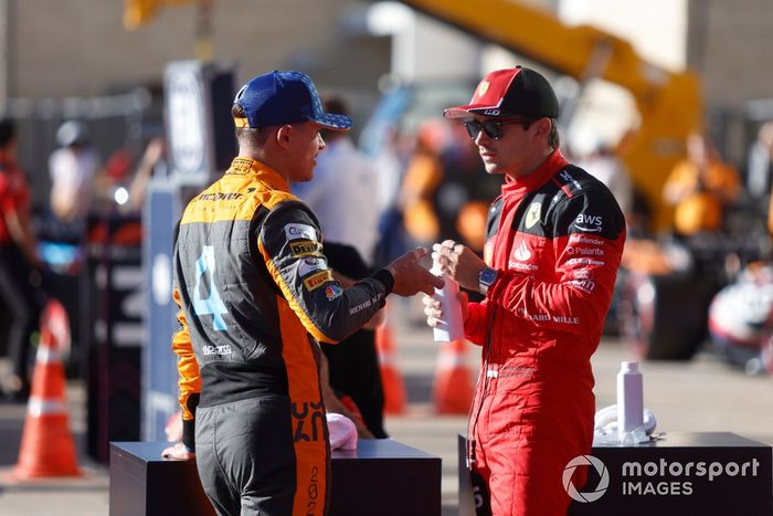 Lando Norris, McLaren, Ganador de la pole Charles Leclerc, Scuderia Ferrari, hablan en el Parc Ferme tras la clasificación