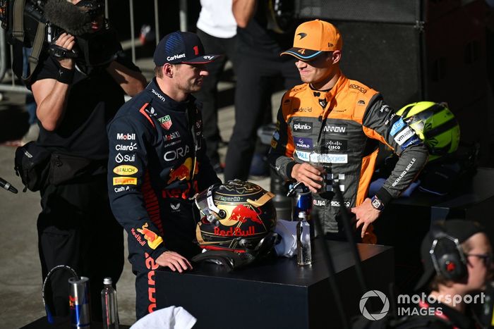 Max Verstappen, Red Bull Racing, 1ª posición, Lando Norris, McLaren, 2ª posición, charla tras la carrera Sprint.
