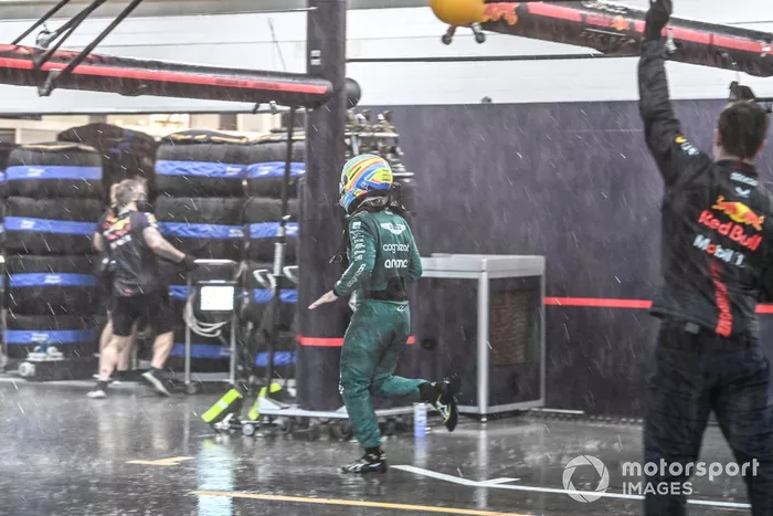 Fernando Alonso, Aston Martin F1 Team, empapado por la lluvia en el pit lane tras la clasificación
