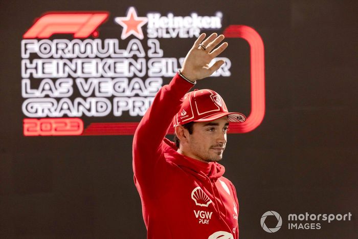Ganador de la pole Charles Leclerc, Scuderia Ferrari, en Parc Ferme 