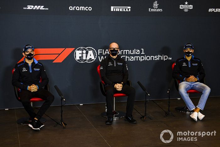 Nicholas Latifi, Williams Racing, Simon Roberts, director del equipo en funciones, Williams Racing, y George Russell, Williams Racing, en la conferencia de prensa