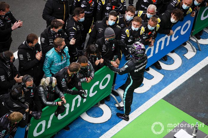 Ganador Lewis Hamilton, Mercedes F1 W11 en Parc Ferme 