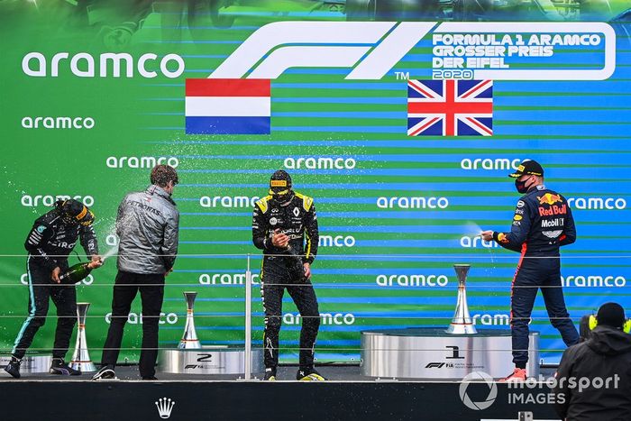 Podio: tercer lugar Daniel Ricciardo, Renault F1, ganador de la carrera Lewis Hamilton, Mercedes-AMG F1, y el segundo lugar Max Verstappen, Red Bull Racing