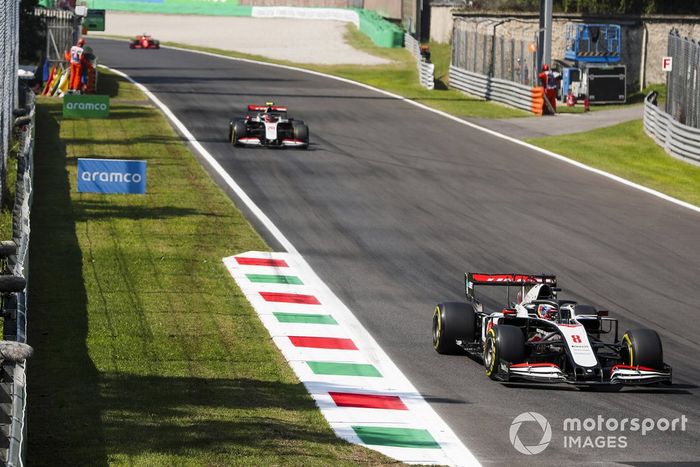 Romain Grosjean, Haas VF-20, Kevin Magnussen, Haas VF-20, y Sebastian Vettel, Ferrari SF1000