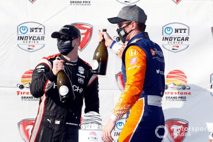 Podio: Ganador de la carrera Josef Newgarden, Team Penske Chevrolet,  y tercer lugar Scott Dixon, Chip Ganassi Racing Honda