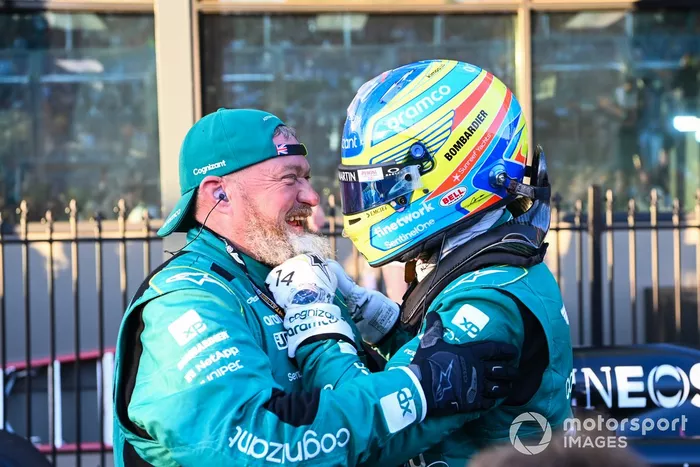 Fernando Alonso, Aston Martin F1 Team, 3ª posición, celebra en Parc Ferme con un compañero de equipo