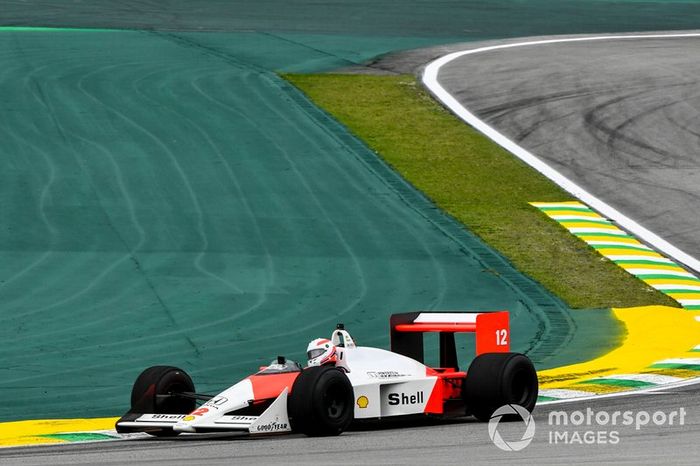 Martin Brundle conduce el McLaren MP4/4