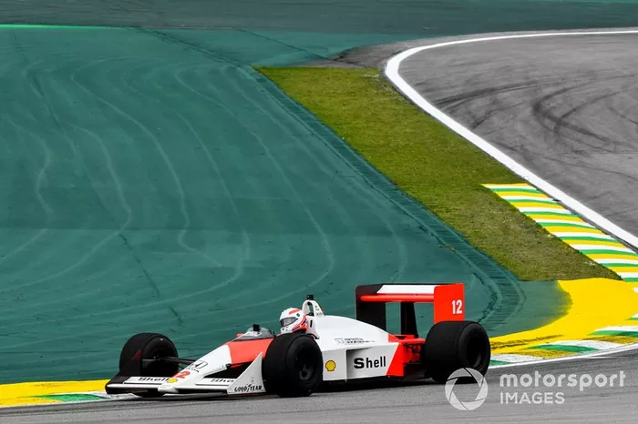 Martin Brundle conduce el McLaren MP4/4