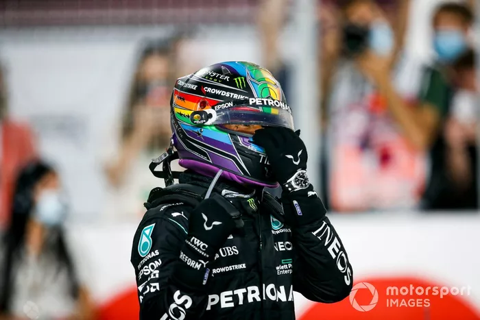 Ganador Lewis Hamilton, Mercedes, en Parc Ferme