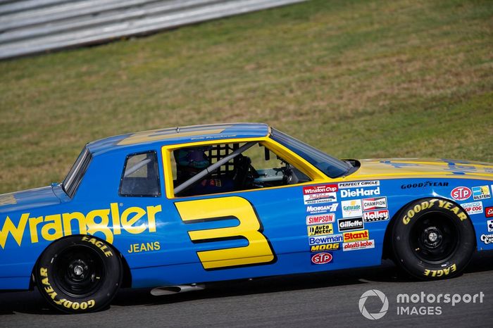 Daniel Ricciardo, McLaren, en el coche de Dale Earnhardt Wrangler Chevrolet Monte Carlo NASCAR de 1984
