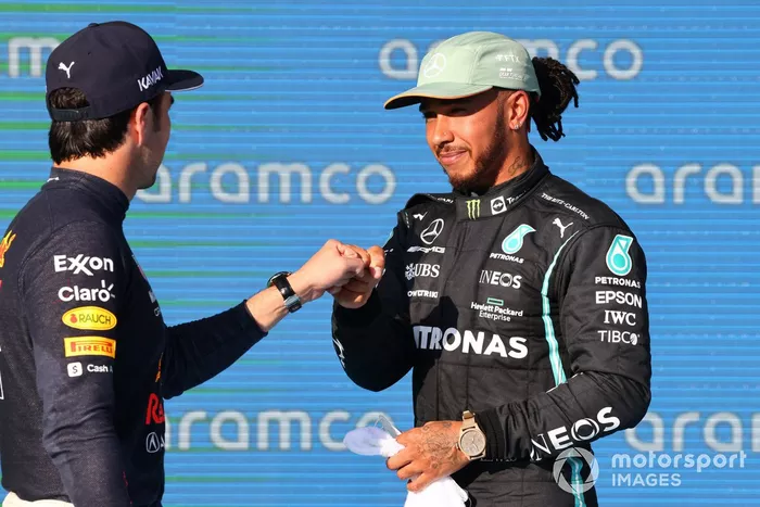 Sergio Pérez, Red Bull Racing, y Lewis Hamilton, Mercedes