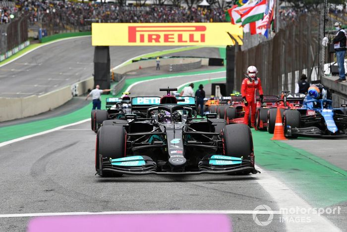 Ganador de la pole  para la carrera sprint Lewis Hamilton, Mercedes W12, llega al Parc Ferme