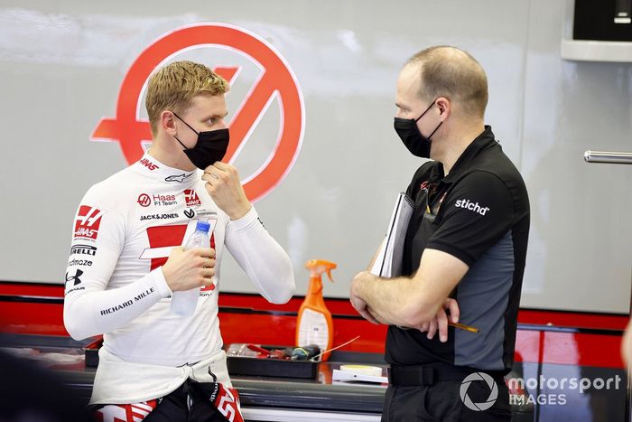 Mick Schumacher, Haas F1, con Gary Gannon