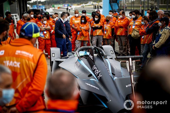 Comisarios en el pitlane de Cheste