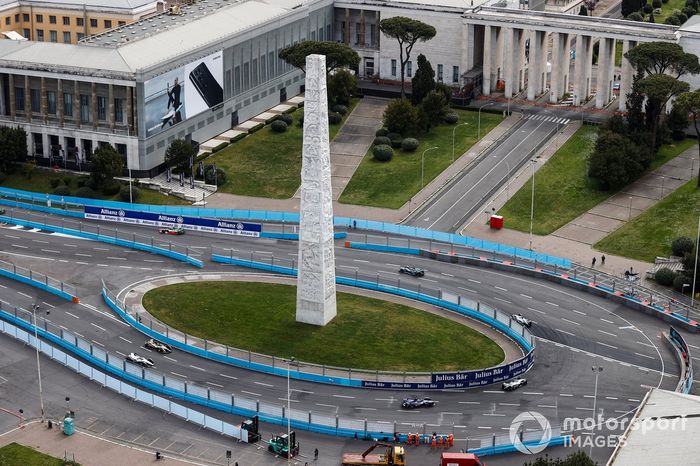 Los coches alrededor del Obelisco de Marconi