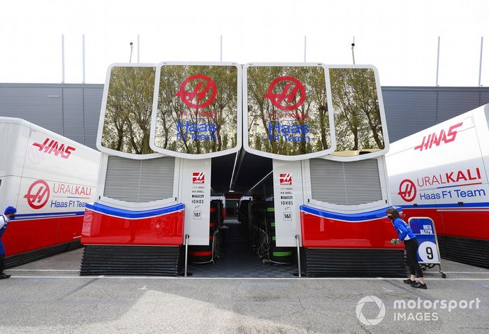 El motorhome de Haas F1 en el paddock