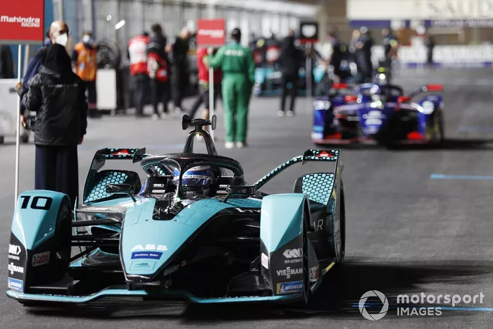 Sam Bird, Jaguar Racing, Jaguar I-Type 5, sulla griglia di partenza