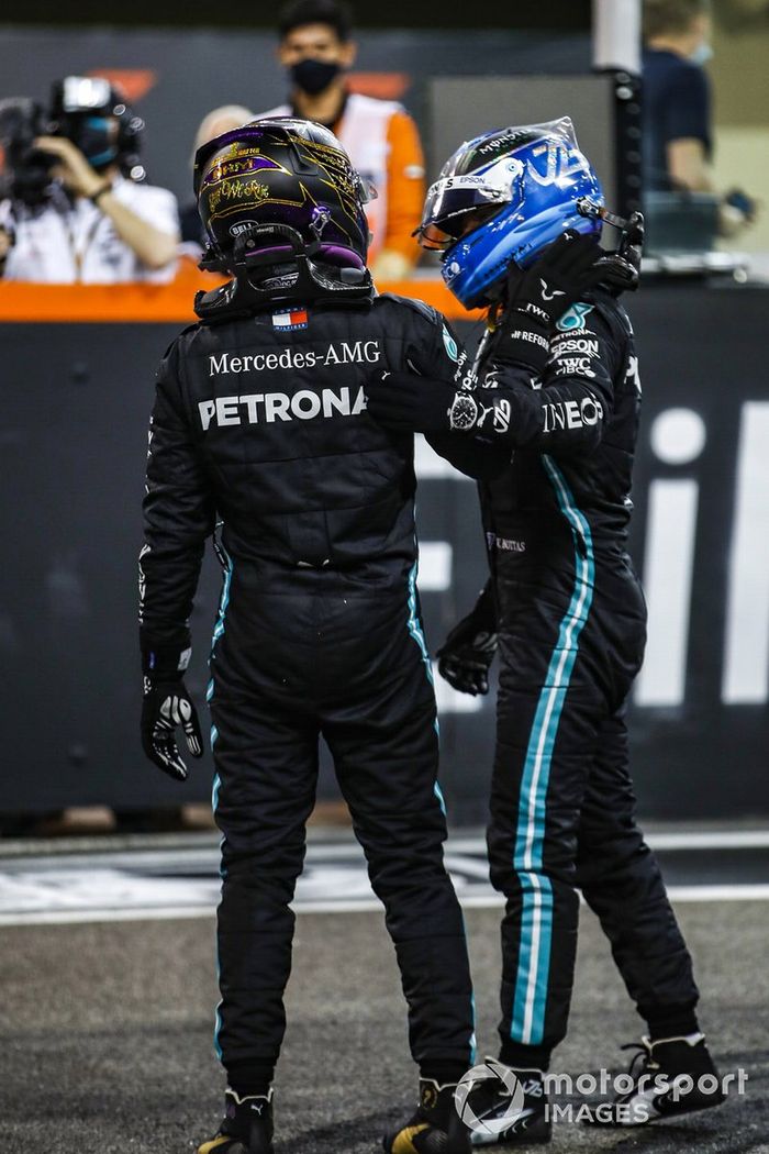 Lewis Hamilton, Mercedes-AMG F1, 3ª posición, y Valtteri Bottas, Mercedes-AMG F1, 2ª posición, en la parrilla después de la carrera