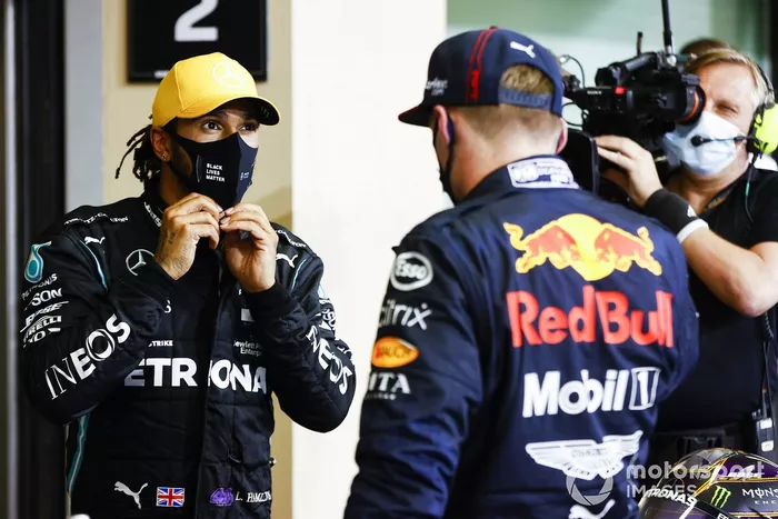 Lewis Hamilton, Mercedes-AMG F1, 3ª posición, y Max Verstappen, Red Bull Racing, 1ª posición, en Parc Ferme