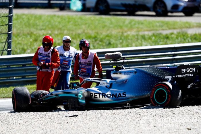Los comisarios llegan al accidente de Valtteri Bottas, Mercedes AMG W10 