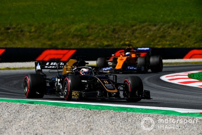 Romain Grosjean, Haas F1 Team VF-19, Carlos Sainz Jr., McLaren MCL34