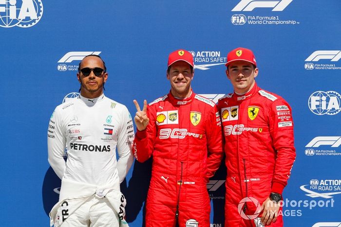 Lewis Hamilton, Mercedes AMG F1, ganador de la Pole Position Sebastian Vettel, Ferrari y Charles Leclerc, Ferrari 