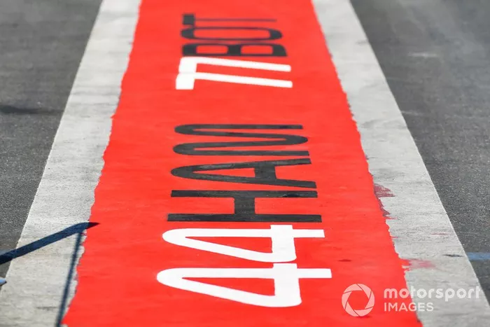 Insegne di Lewis Hamilton, Mercedes AMG F1, e Valtteri Bottas, Mercedes AMG F1, in pit lane
