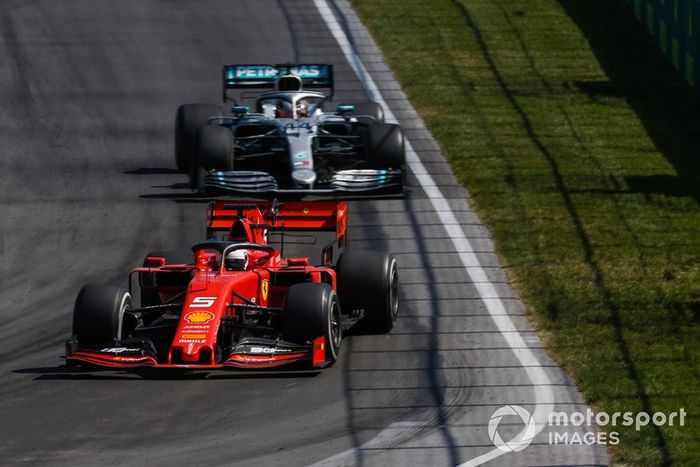 Sebastian Vettel, Ferrari SF90, precede Lewis Hamilton, Mercedes AMG F1 W10