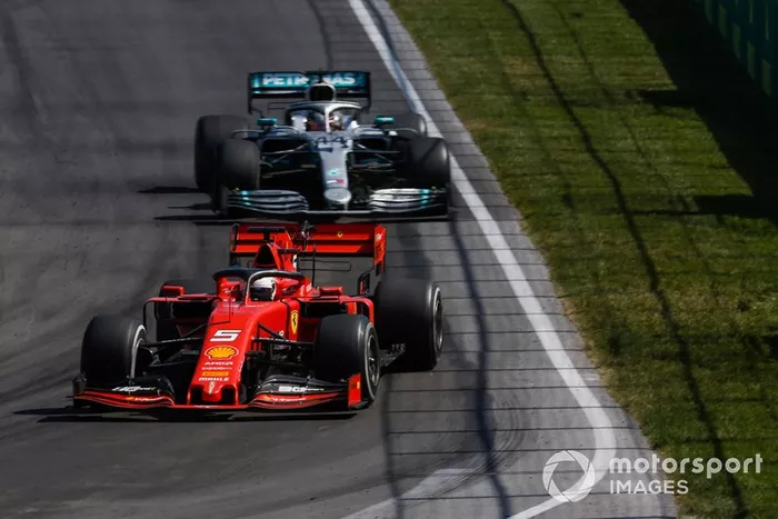Sebastian Vettel, Ferrari SF90, precede Lewis Hamilton, Mercedes AMG F1 W10