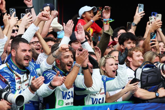 Los miembros del equipo de Visa Cash App Racing Bulls celebran en el parc ferme